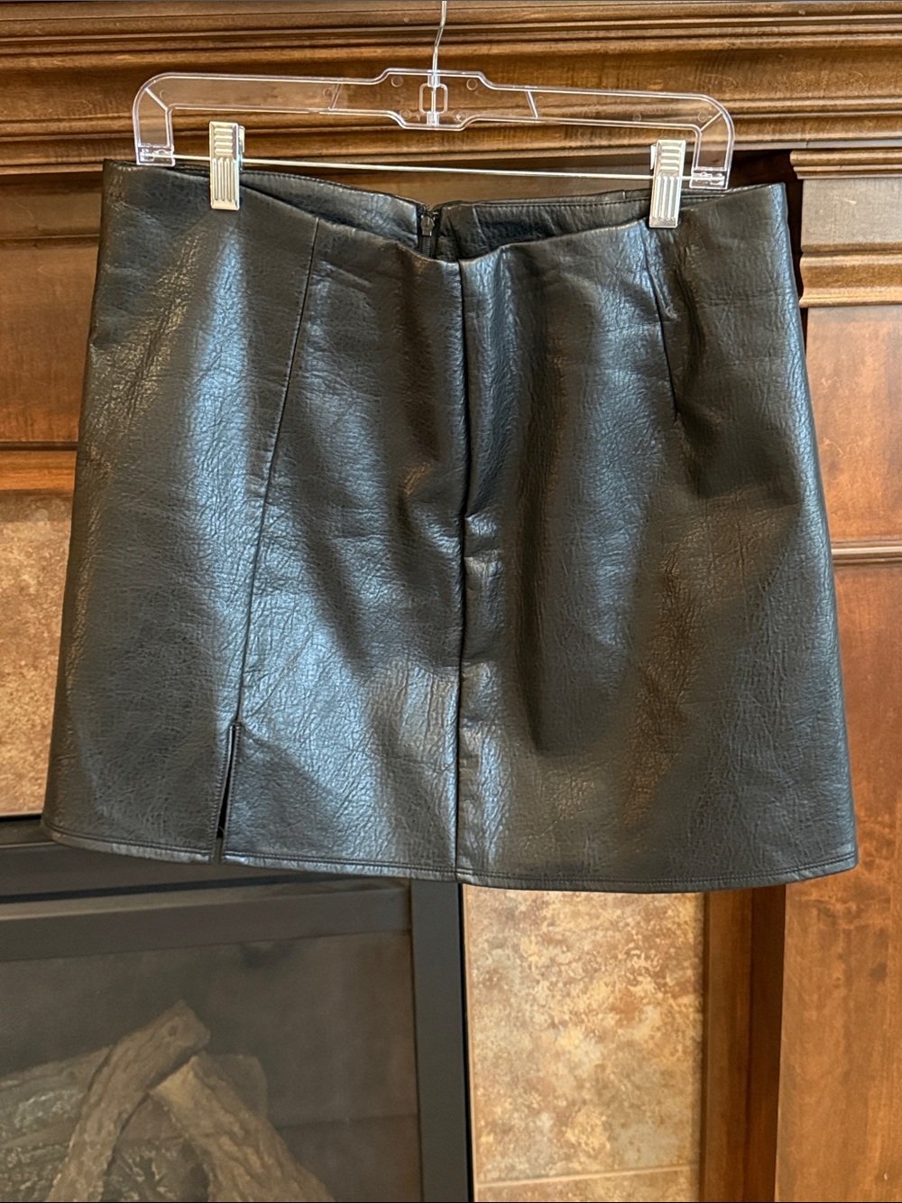 Realistic faux leather Old Navy black mini skirt quality sexy classic chic L